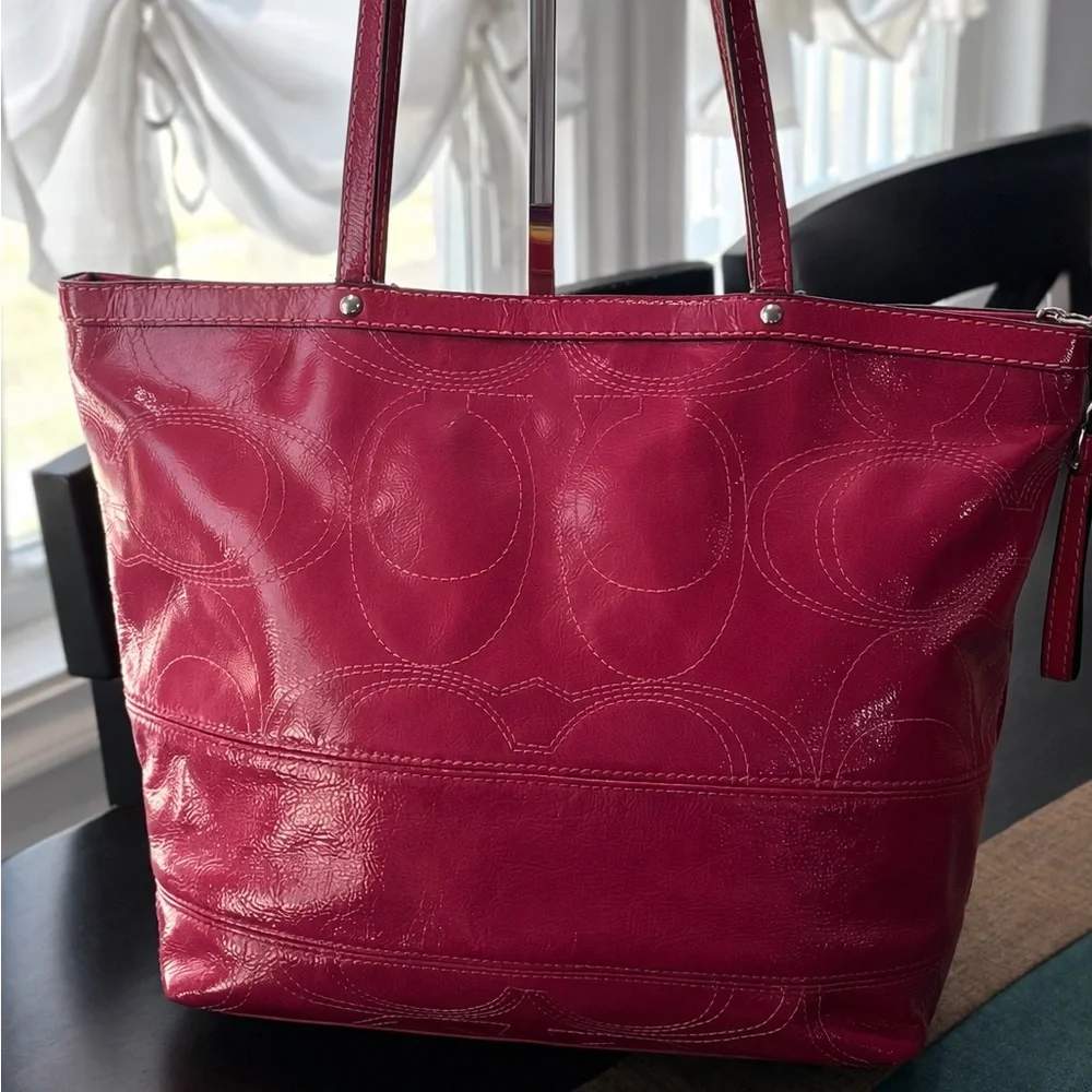 ✨ COACH Berry Pink Signature Patent Leather Tote - Iconic stitched 
